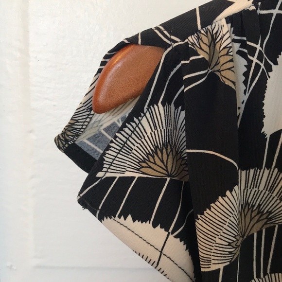 BCBG BLACK/WHITE SLEEVELESS BLOUSE SIZE XS - Picture 3 of 5